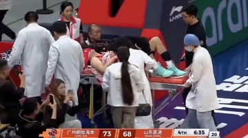 九游体育-退役X因素？郭艾伦左膝受伤捂脸沮丧 近三年仅打21场合同也将到期