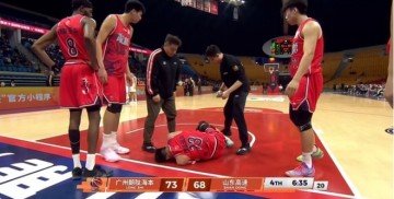 九游娱乐-惨烈！郭艾伦突发受伤，抱着左膝痛苦倒地，被担架车送出场